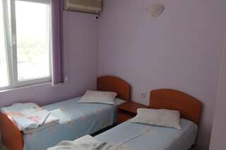 Отель Family Hotel Ludo Варна Бюджетный двухместный номер с 2 отдельными кроватями-2
