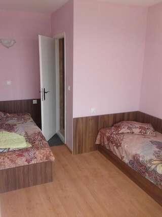 Отель Family Hotel Ludo Варна Бюджетный двухместный номер с 2 отдельными кроватями-4